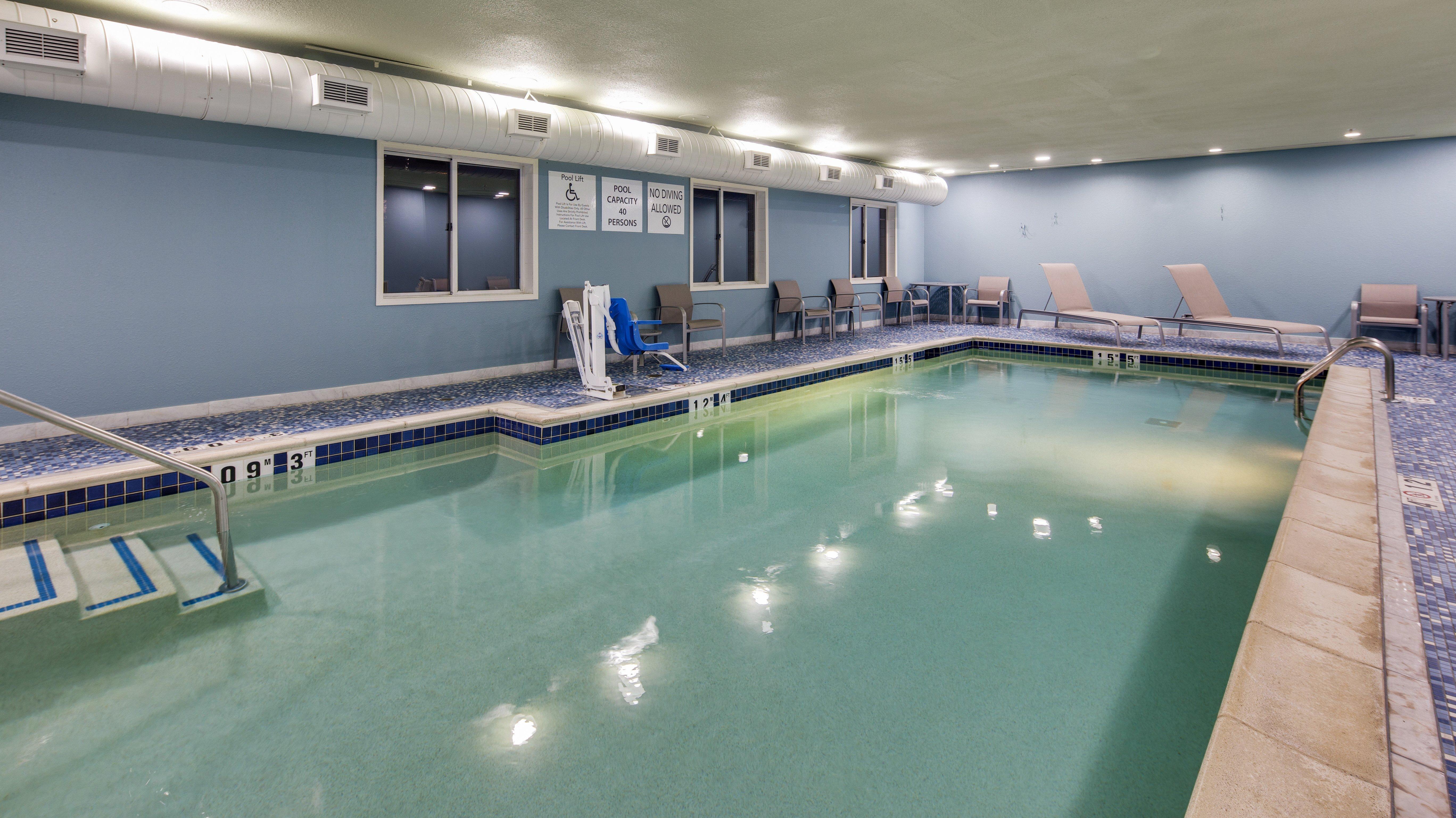 Holiday Inn Express & Suites Detroit - Farmington Hills By Ihg Northville Екстериор снимка