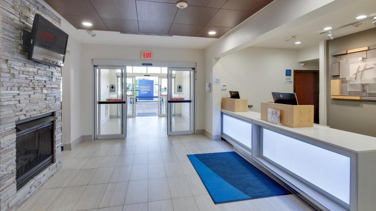 Holiday Inn Express & Suites Detroit - Farmington Hills By Ihg Northville Екстериор снимка