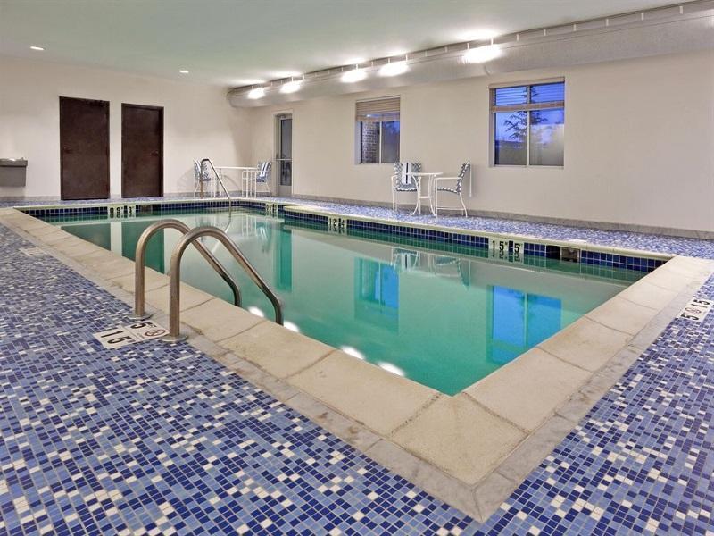 Holiday Inn Express & Suites Detroit - Farmington Hills By Ihg Northville Екстериор снимка