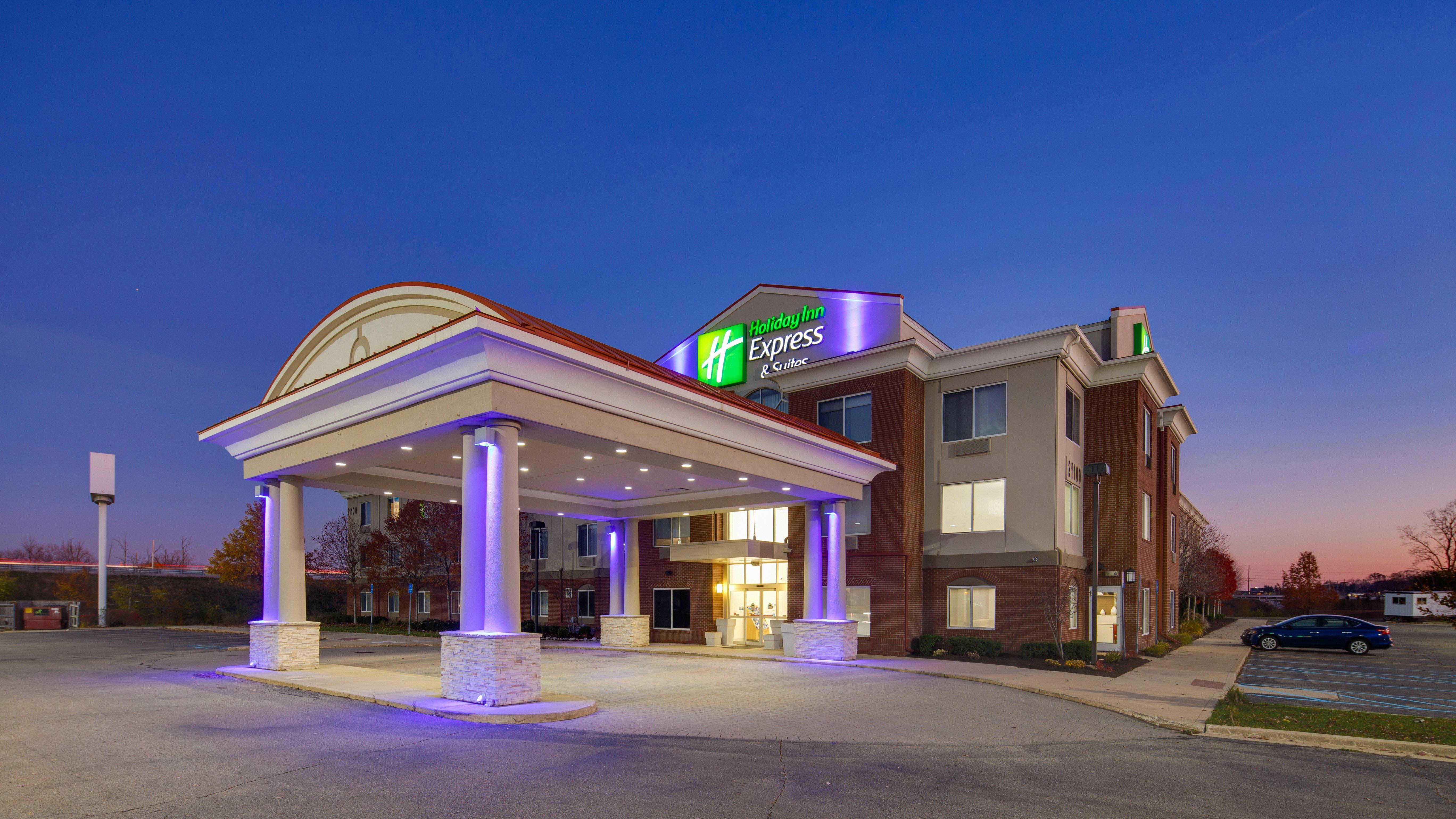 Holiday Inn Express & Suites Detroit - Farmington Hills By Ihg Northville Екстериор снимка