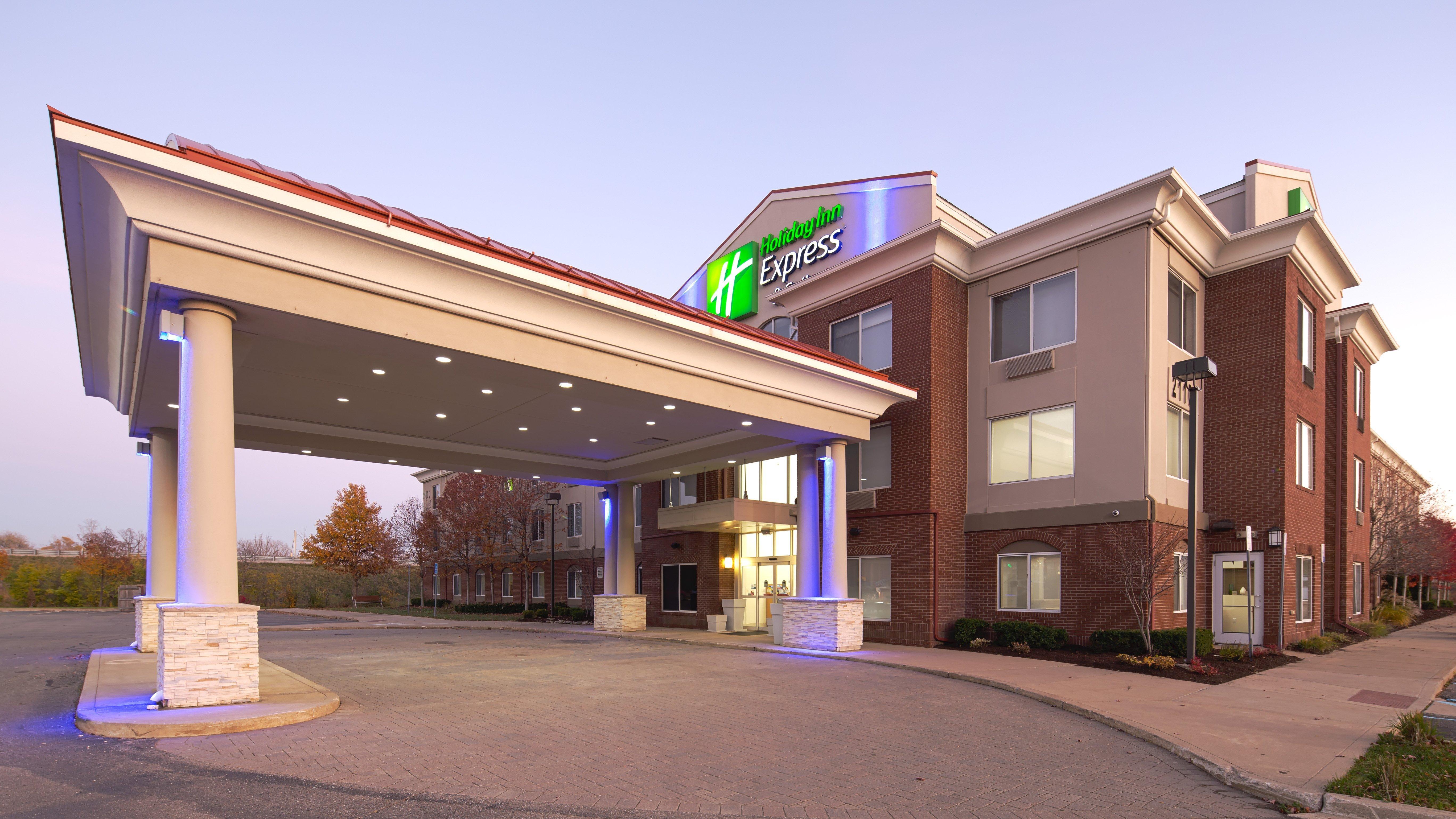 Holiday Inn Express & Suites Detroit - Farmington Hills By Ihg Northville Екстериор снимка