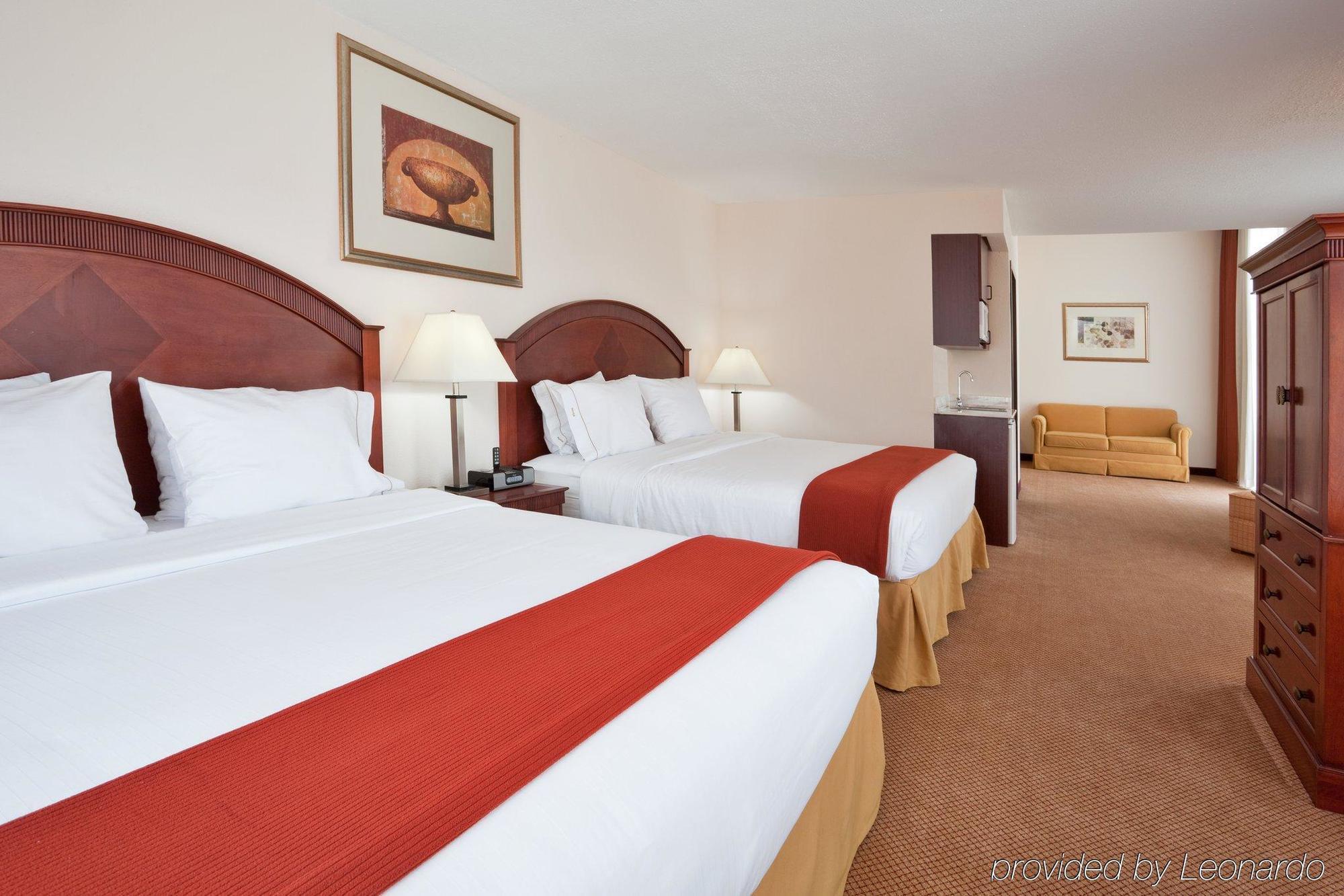 Holiday Inn Express & Suites Detroit - Farmington Hills By Ihg Northville Стая снимка