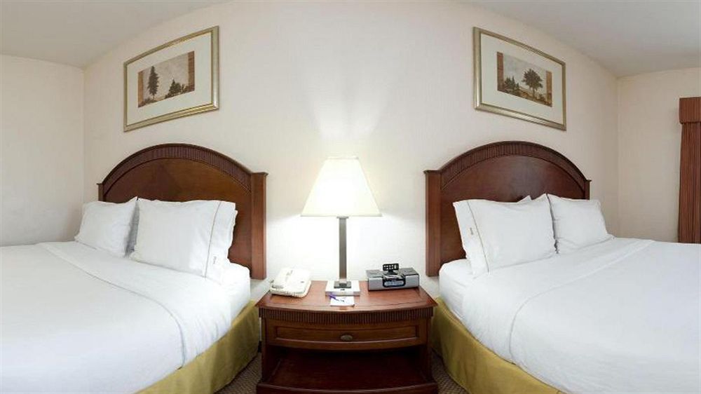 Holiday Inn Express & Suites Detroit - Farmington Hills By Ihg Northville Екстериор снимка