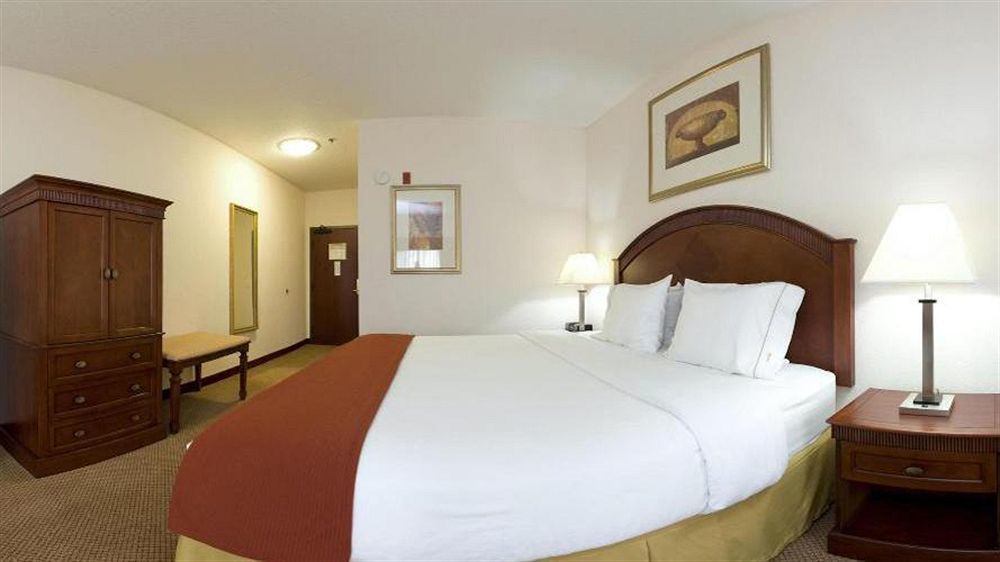 Holiday Inn Express & Suites Detroit - Farmington Hills By Ihg Northville Екстериор снимка